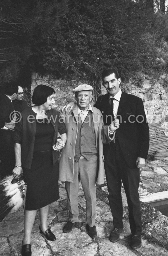Pablo Picasso, Edward Quinn and surgeon Dr. Jacques Hepp\'s wife Myriam in the gardens of Mas Notre-Dame-de-Vie. In the background Dr. Jacques Hepp (surgeon). First photos after surgery at British-American Hospital in Paris. Mougins 1965. Photo by Jacqueline. - Photo by Edward Quinn
