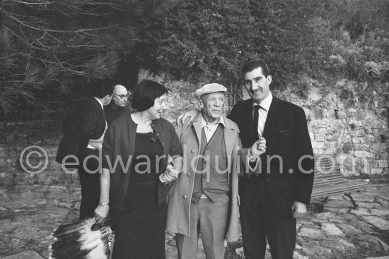 Pablo Picasso, Edward Quinn and surgeon Dr. Jacques Hepp\'s wife Myriam in the gardens of Mas Notre-Dame-de-Vie. In the background Dr. Jacques Hepp (surgeon) and Georges Tabaraud (editor of "Le Patriote", a french communist daily Newspaper). First photos after surgery at British-American Hospital in Paris. Mougins 1965. Photo by Jacqueline. - Photo by Edward Quinn