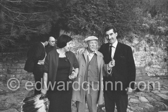 Pablo Picasso, Edward Quinn and surgeon Dr. Jacques Hepp\'s wife Myriam in the gardens of Mas Notre-Dame-de-Vie. In the background Dr. Jacques Hepp (surgeon) and Georges Tabaraud (editor of "Le Patriote", a french communist daily Newspaper). First photos after surgery at British-American Hospital in Paris. Mougins 1965. Photo by Jacqueline. - Photo by Edward Quinn