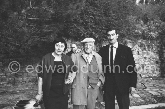 Pablo Picasso, Edward Quinn and surgeon Dr. Jacques Hepp\'s wife Myriam in the gardens of Mas Notre-Dame-de-Vie. In the background Dr. Jacques Hepp (surgeon). First photos after surgery at British-American Hospital in Paris. Mougins 1965. Photo probably by Jacqueline. - Photo by Edward Quinn