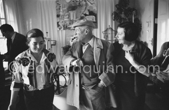 Pablo Picasso, Jacqueline and surgeon Dr. Hepp\'s wife. In the background Georges Tabaraud (editor of "Le Patriote", a french communist daily Newspaper). First photos after surgery at British-American Hospital in Paris. Mas Notre-Dame-de-Vie, Mougins 1965. - Photo by Edward Quinn
