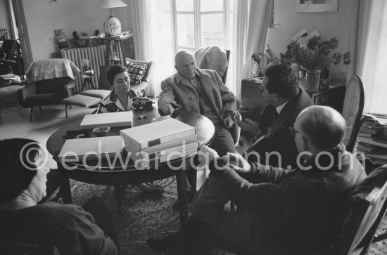 Pablo Picasso, Jacqueline, Dr. Hepp (surgeon) and his wife and Georges Tabaraud (editor of "Le Patriote", a french communist daily Newspaper. First photos after surgery at British-American Hospital in Paris. Mougins 1965. - Photo by Edward Quinn