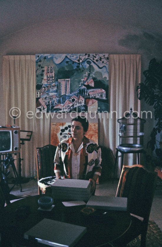 Jacqueline with Quinn's book "Pablo Picasso à l'oeuvre". Mas Notre-Dame-de-Vie, Mougins 1965. - Photo by Edward Quinn