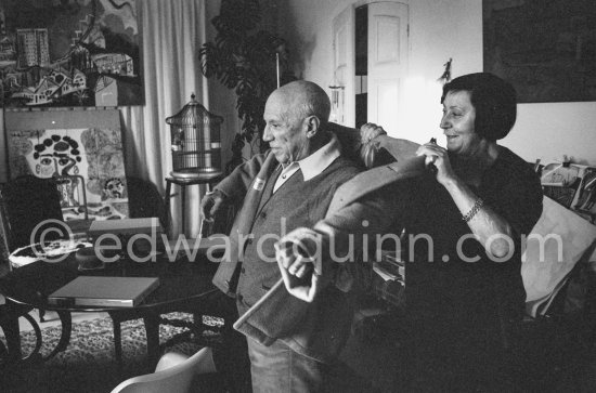 Pablo Picasso and Myriam, the wife of Dr. Jacques Hepp. On the table Quinn\'s book "Pablo Picasso à l\'oeuvre". Mas Notre-Dame-de-Vie, Mougins 1965. - Photo by Edward Quinn