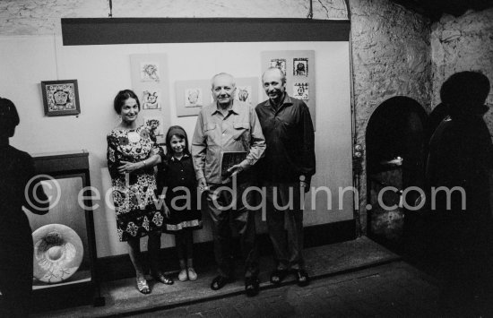 Alberto Magnelli and not yet identified persons. Exhibition "Vingt ans de Céramiques chez Madoura 1946-1966. Pablo Picasso". Vallauris 1966. - Photo by Edward Quinn