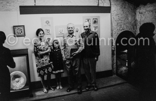 Alberto Magnelli and not yet identified persons. Exhibition "Vingt ans de Céramiques chez Madoura 1946-1966. Pablo Picasso". Vallauris 1966. - Photo by Edward Quinn