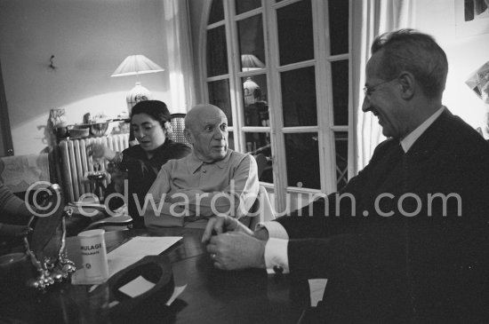 Birthday of Jacqueline (24.2.66). Pablo Picasso, Jacqueline, Spanish publisher Gustavo Gili. Mas Notre-Dame-de-Vie 1966. - Photo by Edward Quinn