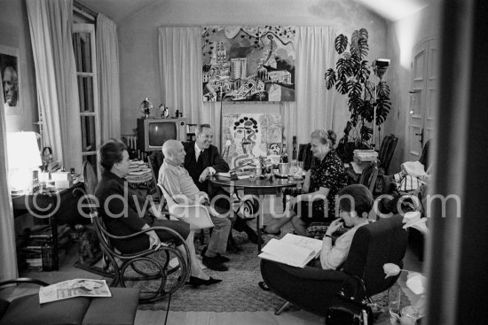 Birthday of Jacqueline (24.2.66). Jacqueline, Spanish publisher Gustavo Gili and his wife, Anna Maria Torra Amat, Hélène Parmelin, Sylvie, nurse of Pablo Picasso with Quinn\'s book "Pablo Picasso à l\'oeuvre". Signed and dedicated by Pablo Picasso and Quinn "To Sylvie with good wishes" 24.2.1966. Mas Notre-Dame-de-Vie, Mougins 1966. - Photo by Edward Quinn