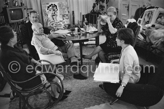 Birthday of Jacqueline (24.2.66). Jacqueline, Spanish publisher Gustavo Gili and his wife, Anna Maria Torra Amat, Quinn\'s book "Pablo Picasso à l\'oeuvre". Mas Notre-Dame-de-Vie, Mougins 1966. - Photo by Edward Quinn