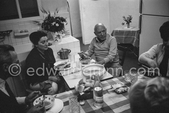 Birthday dinner for Jacqueline (24.2.66). Pablo Picasso, Jacqueline, Spanish publisher Gustavo Gili. Mas Notre-Dame-de-Vie 1966. - Photo by Edward Quinn