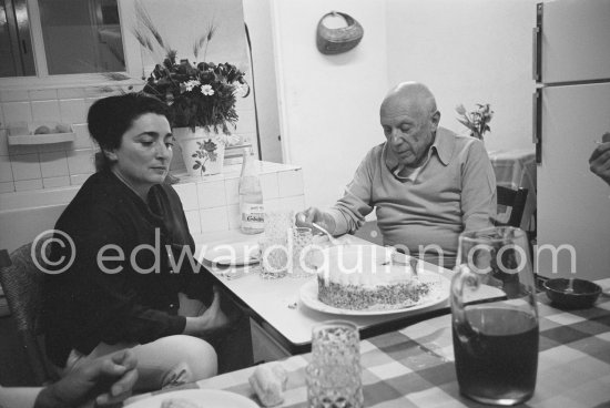 Birthday dinner for Jacqueline (24.2.66). Mas Notre-Dame-de-Vie, Mougins 1966. - Photo by Edward Quinn