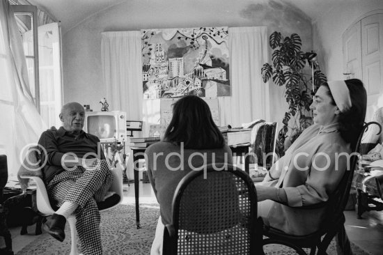 Picasso, Jacqueline and Lucia Bosé, wife of Dominguin. Mas Notre-Dame-de-Vie, Mougins 1966. - Photo by Edward Quinn