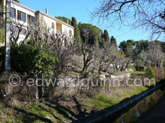 Mas Notre-Dame-de-Vie 2016 near Mougins where Pablo Picasso lived since 1961. The house was once owned by the Plunket family who gave the painter an Afghan hound called Kaboul as a moving-in present. The terrace is covered to give him space for two more large studios. His bedroom was on the top floor, the living rooms and studio on the ground floor. Mougins in the late Sixties/early Seventies. Te house was sold 2017 to a New Zealand real estate businessman in an auction with the starting price of €20.2 Mio - Photo by Edward Quinn