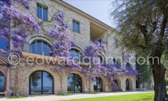 Mas Notre-Dame-de-Vie near Mougins 2016 where Pablo Picasso lived since 1961. The house was once owned by the Plunket family who gave the painter an Afghan hound called Kaboul as a moving-in present. The terrace is covered to give him space for two more large studios. His bedroom was on the top floor, the living rooms and studio on the ground floor. Mougins in the late Sixties/early Seventies. Te house was sold 2017 to a New Zealand real estate businessman in an auction with the starting price of €20.2 Mio - Photo by Edward Quinn
