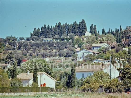 Mas Notre-Dame-de-Vie near Mougin 1967 where Pablo Picasso lived since 1961. The house was once owned by the Plunket family who gave the painter an Afghan hound called Kaboul as a moving-in present. The terrace is covered to give him space for two more large studios. His bedroom was on the top floor, the living rooms and studio on the ground floor. Mougins in the late Sixties/early Seventies. - Photo by Edward Quinn