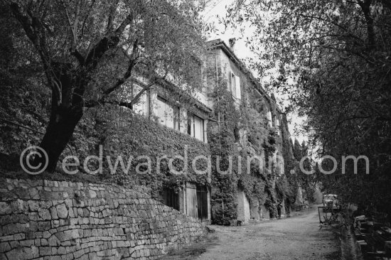 Mas Notre-Dame-de-Vie near Mougins where Pablo Picasso lived since 1961. The house was once owned by the Plunket family who gave the painter an Afghan hound called Kaboul as a moving-in present. The terrace is covered to give him sCannesce for two more large studios. His bedroom was on the top floor, the living rooms and studio on the ground floor. Mougins 1967. - Photo by Edward Quinn