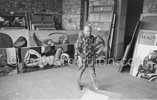 One day Quinn asked Pablo Picasso if he could photograph the top floor studios. He agreed and prcoeeded to take out, one by one, old and new paintings from his collection. This work Pablo Picasso remembered Quinn photographed him painting in 1955 (see 550853 - 550929). Mas Notre-Dame-de-Vie, Mougins 1967. - Photo by Edward Quinn