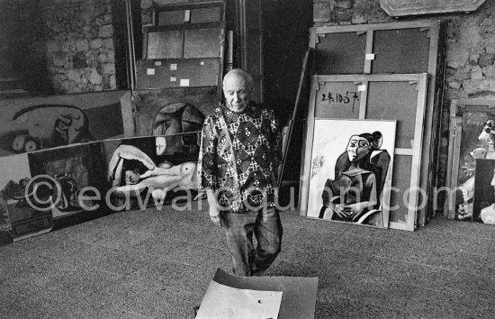 One day Quinn asked Pablo Picasso if he could photograph the top floor studios. He agreed and prcoeeded to take out, one by one, old and new paintings from his collection. This work Pablo Picasso remembered Quinn photographed him painting in 1955 (see 550853 - 550929). Mas Notre-Dame-de-Vie, Mougins 1967. - Photo by Edward Quinn