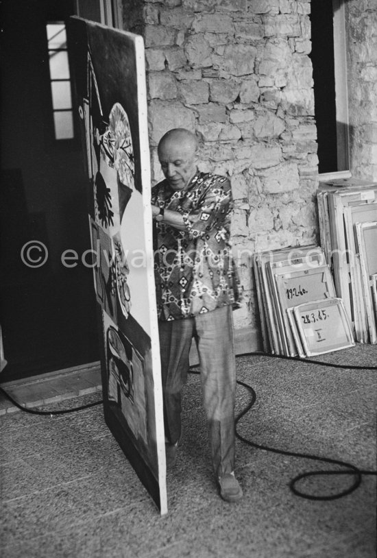 One day Quinn asked Pablo Picasso if he could photograph the top floor studios. He agreed and prcoeeded to take out, one by one, old and new paintings from his collection. This work Pablo Picasso remembered Quinn photographed him painting in 1955 (see 550853 - 550929). Mas Notre-Dame-de-Vie, Mougins 1967. - Photo by Edward Quinn
