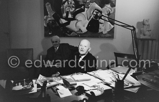 Daniel-Henry Kahnweiler and not yet identified person in his office at the Galerie Louise Leiris. Paris 1968. - Photo by Edward Quinn