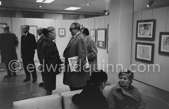 Douglas Cooper and Hélène Parmelin. Exhibition "Pablo Picasso. 347 gravures récentes", 18.12.1968-1.2.1969. La Galerie Louise Leiris. 47, rue de Monceau, Paris 1968. - Photo by Edward Quinn