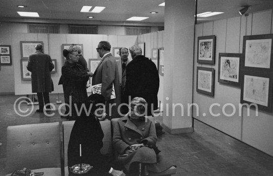 Douglas Cooper and Hélène Parmelin. Exhibition "Pablo Picasso. 347 gravures récentes", 18.12.1968-1.2.1969. La Galerie Louise Leiris. 47, rue de Monceau, Paris 1968. - Photo by Edward Quinn