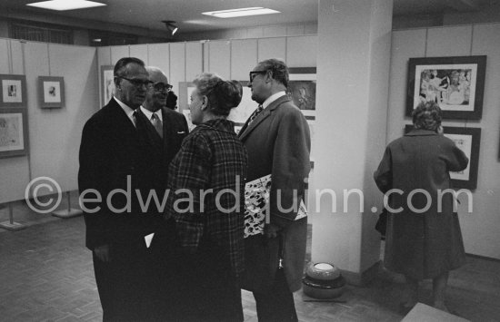 Douglas Cooper and Hélène Parmelin. Exhibition "Pablo Picasso. 347 gravures récentes", 18.12.1968-1.2.1969. La Galerie Louise Leiris. 47, rue de Monceau, Paris 1968. - Photo by Edward Quinn