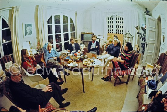 From left: Pablo Picasso's surgeon Dr. Jacques Hepp, unknown lady, Pablo Picasso, the master printmakers Aldo and Piero Crommelynck, Jacqueline, Dr. Hepp's wife Myriam. Mas Notre-Dame-de-Vie, Mougins 1969. - Photo by Edward Quinn