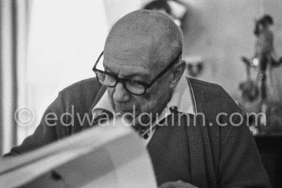 Pablo Picasso signing "Beau gentilhomme espagnol et femme à barbe". Mas Notre-Dame-de-Vie, Mougins 1969. - Photo by Edward Quinn