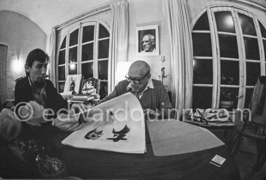 Pablo Picasso and Piero Crommelynck. Signing "Beau gentilhomme espagnol et femme à barbe". Mas Notre-Dame-de-Vie, Mougins 1969. - Photo by Edward Quinn
