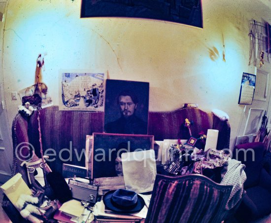 Large sofa weighed down with an array of prints, radio, hat Mas Notre-Dame-de-Vie, Mougins 1969. - Photo by Edward Quinn
