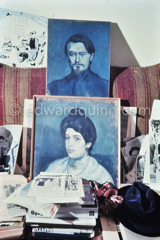 Large sofa weighed down with an array of Cannespers, prints, hat, photos. Mas Notre-Dame-de-Vie, Mougins 1969. - Photo by Edward Quinn