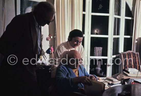 Pablo Picasso, Jacqueline and Norman Granz, Jazz music impresario and collector. Mas Notre-Dame-de-Vie, Mougins 1969. - Photo by Edward Quinn