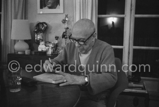 Pablo Picasso drawing on a box (?). Mas Notre-Dame-de-Vie, Mougins 1969. - Photo by Edward Quinn