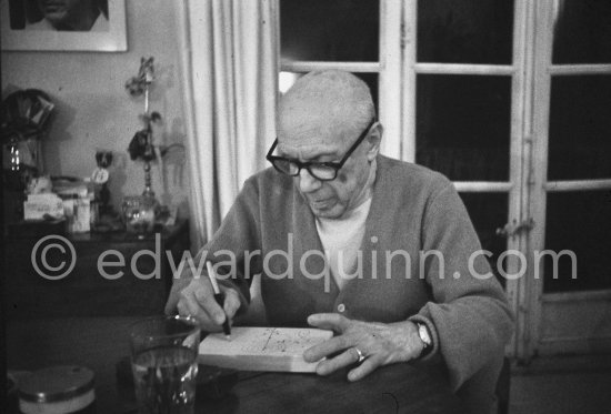 Pablo Picasso drawing on a box (?). Mas Notre-Dame-de-Vie, Mougins 1969. - Photo by Edward Quinn