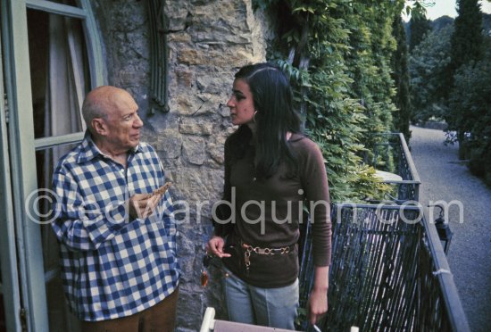 Pablo Picasso and unknown girl (daughter of a visitor?, see Pic700063). Mas Notre-Dame-de-Vie, Mougins Winter 1970. - Photo by Edward Quinn