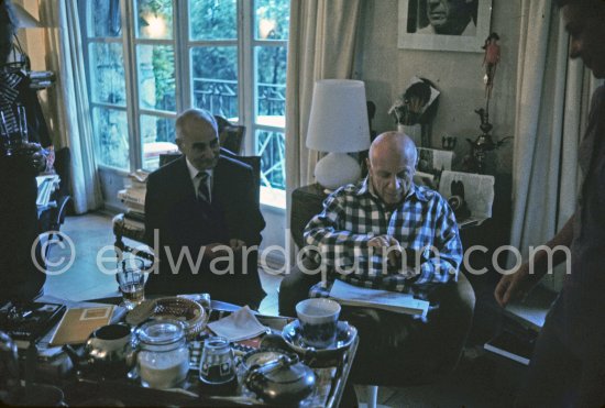 Pablo Picasso and notientified person. Mougins 1970. - Photo by Edward Quinn