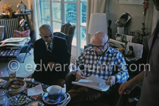 Pablo Picasso with the catalog of the Avignon exhibition "Pablo Picasso. 1969-1970". Not identified person. See Pic700064 Mas Notre-Dame-de-Vie, Mougins 1970. - Photo by Edward Quinn