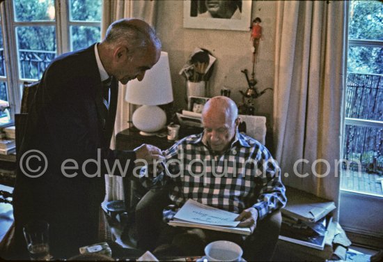 Pablo Picasso and not identfied person. Mas Notre-Dame-de-Vie, Mougins 1970. - Photo by Edward Quinn