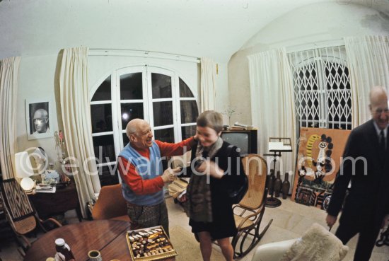 Pablo Picasso and the wife of William Hartmann, architect who persuaded Pablo Picasso to create "Tête", the Chicago Civic Center Work (Chicago Pablo Picasso) at Chicago's Daley Plaza. Mas Notre-Dame-de-Vie, Mougins 1970. - Photo by Edward Quinn