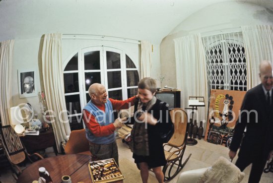 Pablo Picasso and the wife of William Hartmann, architect who persuaded Pablo Picasso to create "Tête", the Chicago Civic Center Work (Chicago Pablo Picasso) at Chicago\'s Daley Plaza. Mas Notre-Dame-de-Vie, Mougins 1970. - Photo by Edward Quinn