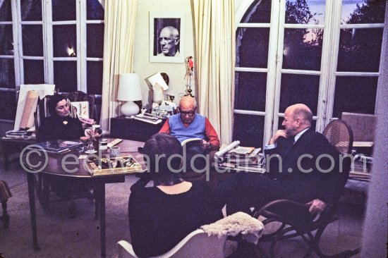 Pablo Picasso, Jacqueline and not yet identified visitor, American architect? during visit of William Hartmann, architect and who persuaded Pablo Picasso to create "Tête", the Chicago Civic Center Work (Chicago Pablo Picasso) at Chicago's Daley Plaza. With not yet identified visitor. Mas Notre-Dame-de-Vie, Mougins 1970. - Photo by Edward Quinn