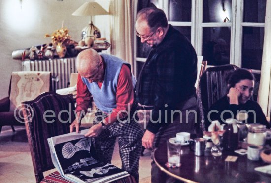 Pablo Picasso and not yet identified visitor, American architect? during visit of William Hartmann, architect and who persuaded Pablo Picasso to create "Tête", the Chicago Civic Center Work (Chicago Pablo Picasso) at Chicago's Daley Plaza. With not yet identified visitor. Mas Notre-Dame-de-Vie, Mougins 1970. - Photo by Edward Quinn