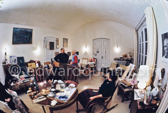 Pablo Picasso, Jacqueline, not yet identified visitor. With William Hartmann, architect who persuaded Pablo Picasso to create "Tête", the Chicago Civic Center Work (Chicago Pablo Picasso) at Chicago's Daley Plaza. Mas Notre-Dame-de-Vie, Mougins 1970. - Photo by Edward Quinn