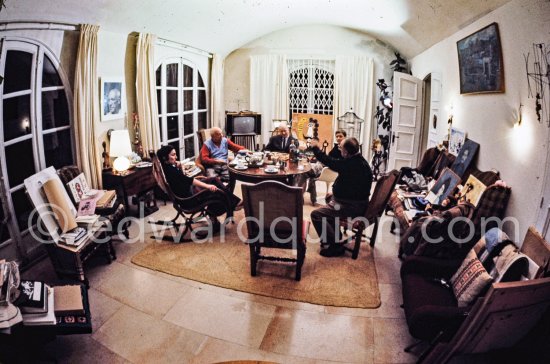 Pablo Picasso, Jacqueline, not yet identified visitor. With William Hartmann, architect who persuaded Pablo Picasso to create "Tête", the Chicago Civic Center Work (Chicago Pablo Picasso) at Chicago\'s Daley Plaza. Mas Notre-Dame-de-Vie, Mougins 1970. - Photo by Edward Quinn