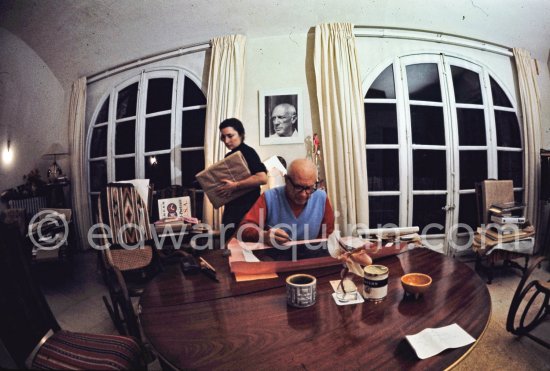 Pablo Picasso working on the etching "Les coulisses du tableau: odalisque et peintre", 1970. Mas Notre-Dame-de-Vie, Mougins 1970. This photo sequence was made during the making of Quinn’s film "Pablo Picasso l' homme et son oeuvre". "When Pablo Picasso was eighty-nine he asked Quinn to film him making a drypoint in order to demonstrate the steadiness of his hand". (Quinn in conversation with Marilyn McCully 1983) - Photo by Edward Quinn