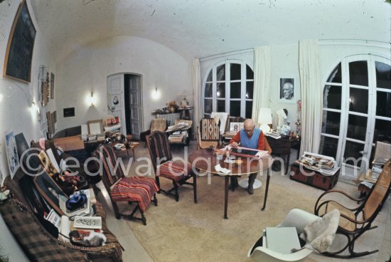 Pablo Picasso working on the etching "Les coulisses du tableau: odalisque et peintre", 1970. Mas Notre-Dame-de-Vie, Mougins 1970. This photo sequence was made during the making of Quinn’s film "Pablo Picasso l' homme et son oeuvre". "When Pablo Picasso was eighty-nine he asked Quinn to film him making a drypoint in order to demonstrate the steadiness of his hand". (Quinn in conversation with Marilyn McCully 1983) - Photo by Edward Quinn