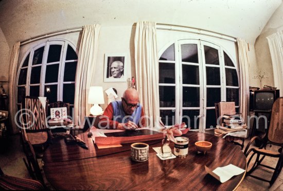 Pablo Picasso working on the etching "Les coulisses du tableau: odalisque et peintre", 1970. Mas Notre-Dame-de-Vie, Mougins 1970. This photo sequence was made during the making of Quinn’s film "Pablo Picasso l' homme et son oeuvre". "When Pablo Picasso was eighty-nine he asked Quinn to film him making a drypoint in order to demonstrate the steadiness of his hand". (Quinn in conversation with Marilyn McCully 1983) - Photo by Edward Quinn