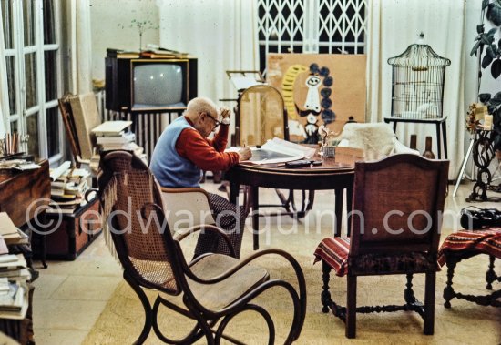 Pablo Picasso working on the etching "Les coulisses du tableau: odalisque et peintre", 1970. Mas Notre-Dame-de-Vie, Mougins 1970. This photo sequence was made during the making of Quinn’s film "Pablo Picasso l' homme et son oeuvre". "When Pablo Picasso was eighty-nine he asked Quinn to film him making a drypoint in order to demonstrate the steadiness of his hand". (Quinn in conversation with Marilyn McCully 1983) - Photo by Edward Quinn