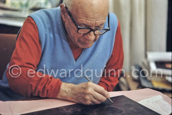 Pablo Picasso working on the etching "Les coulisses du tableau: odalisque et peintre", 1970. Mas Notre-Dame-de-Vie, Mougins 1970. This photo sequence was made during the making of Quinn’s film "Pablo Picasso l' homme et son oeuvre". "When Pablo Picasso was eighty-nine he asked Quinn to film him making a drypoint in order to demonstrate the steadiness of his hand". (Quinn in conversation with Marilyn McCully 1983) - Photo by Edward Quinn